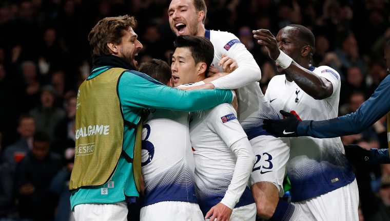Son Heung-Min celebra junto a sus compañeros del Tottenham después de anotar el gol de la victoria frente al Manchester City. (Foto Prensa Libre: AFP)