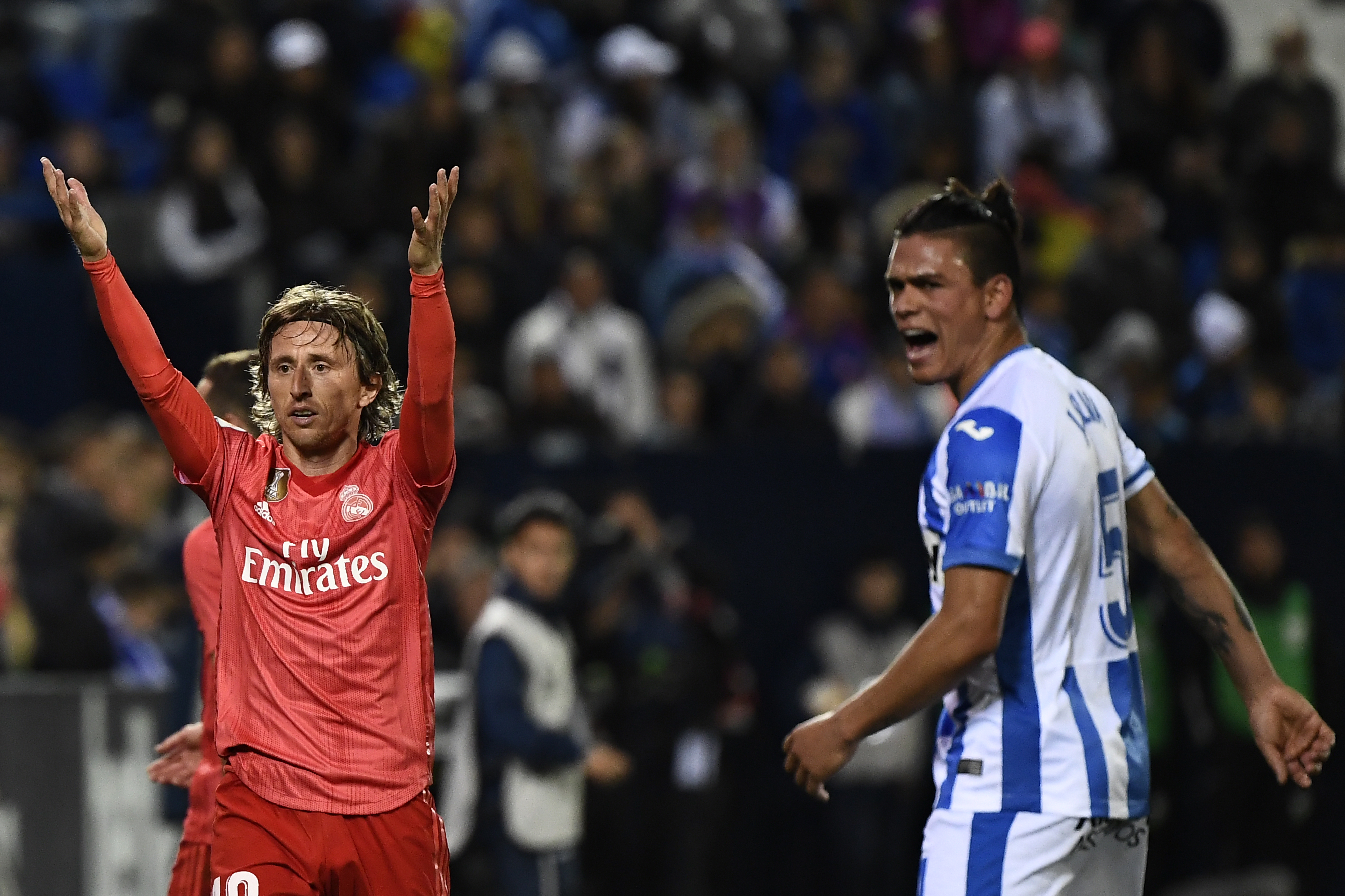 Luka Modric reclama durante el partido entre el Real Madrid y el Leganés. (Foto Prensa Libre: AFP)