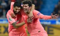 Barcelona's Spanish midfielder Carles Alena (R) celebrates with Barcelona's Uruguayan forward Luis Suarez after scoring a goal during the Spanish league football match between Deportivo Alaves and FC Barcelona at the Mendizorroza stadium in Vitoria on April 23, 2019. (Photo by ANDER GILLENEA / AFP)