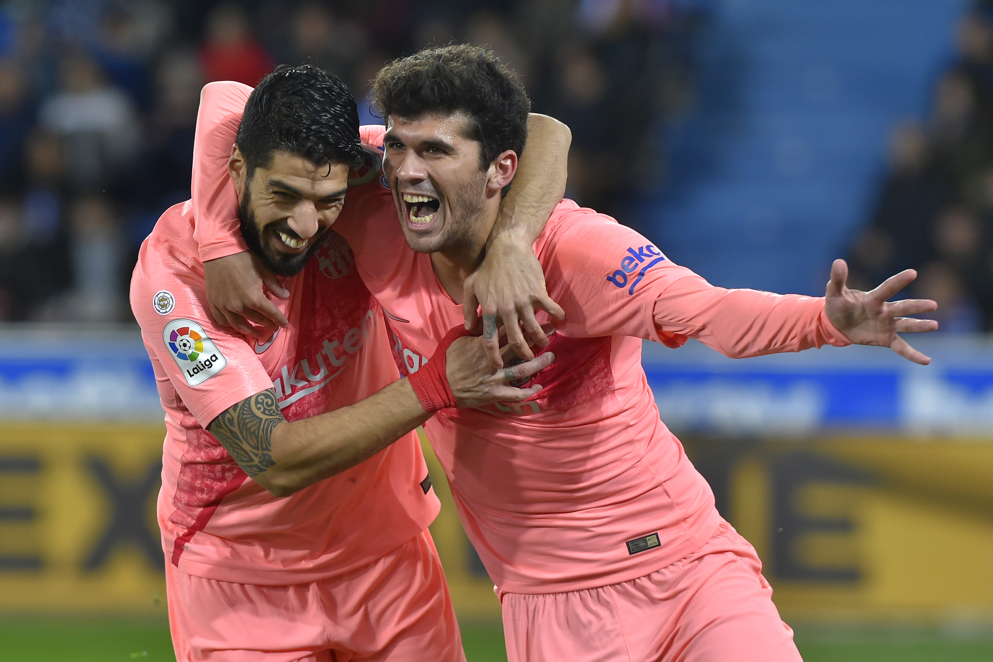 Luis Suárez y Carles Aleñá celebran en la victoria del Barcelona contra el Alavés. (Foto Prensa Libre: AFP)