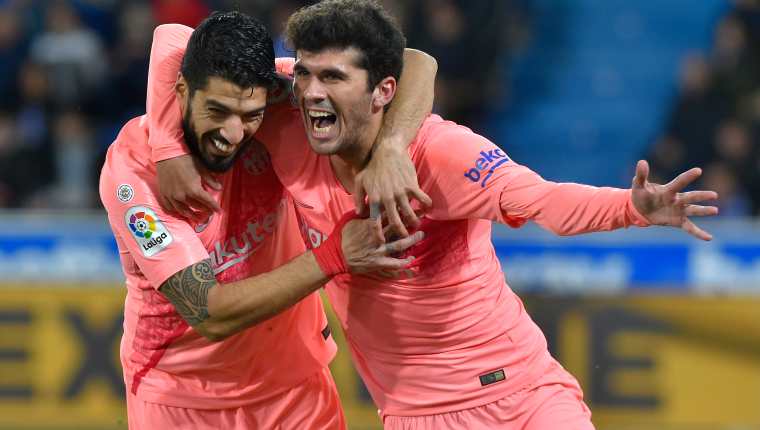 Luis Suárez y Carles Aleñá celebran en la victoria del Barcelona contra el Alavés. (Foto Prensa Libre: AFP)