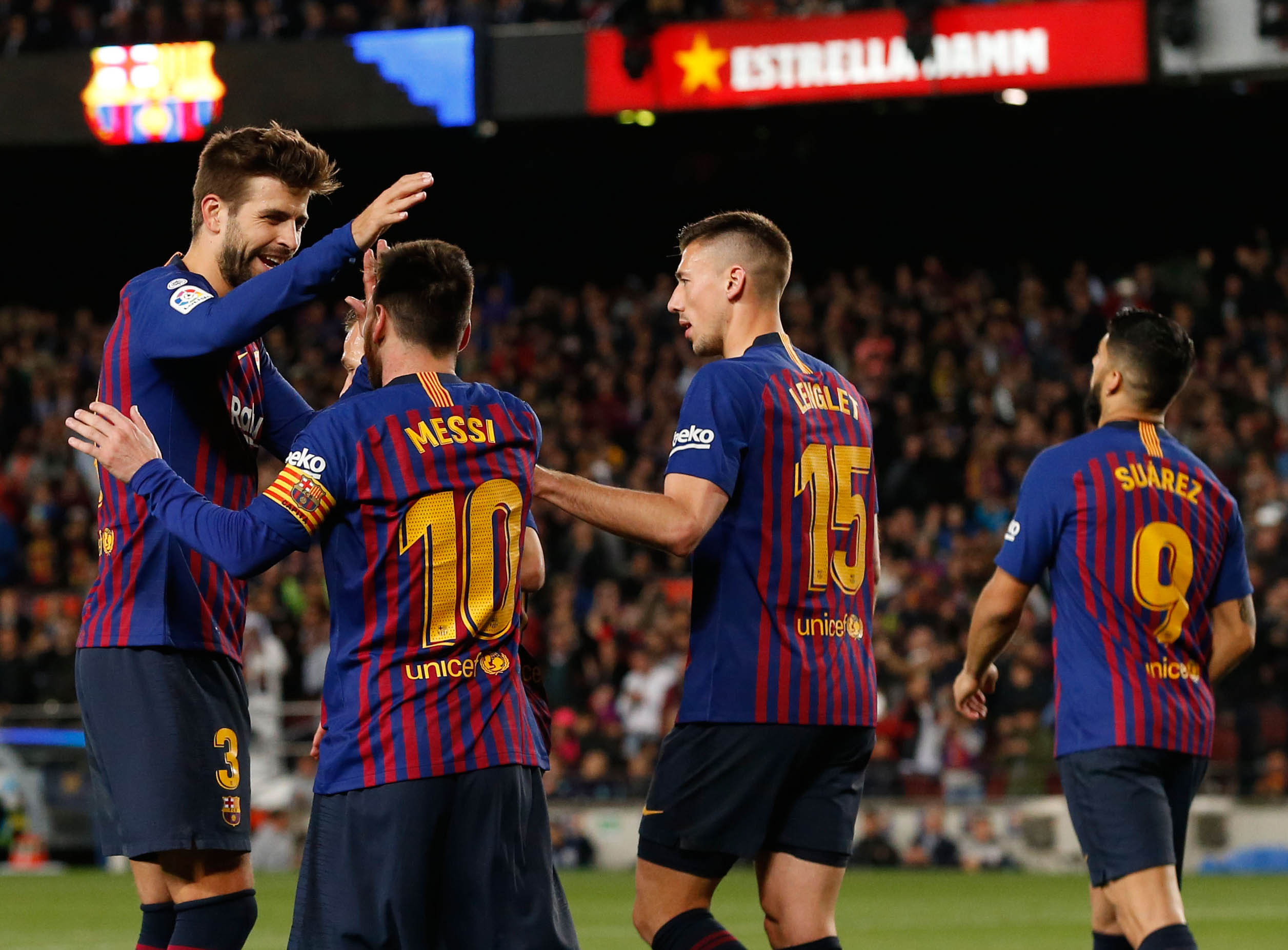 La celebración de Messi junto a Piqué, Lenglet y Suárez. (Foto Prensa Libre: AFP)