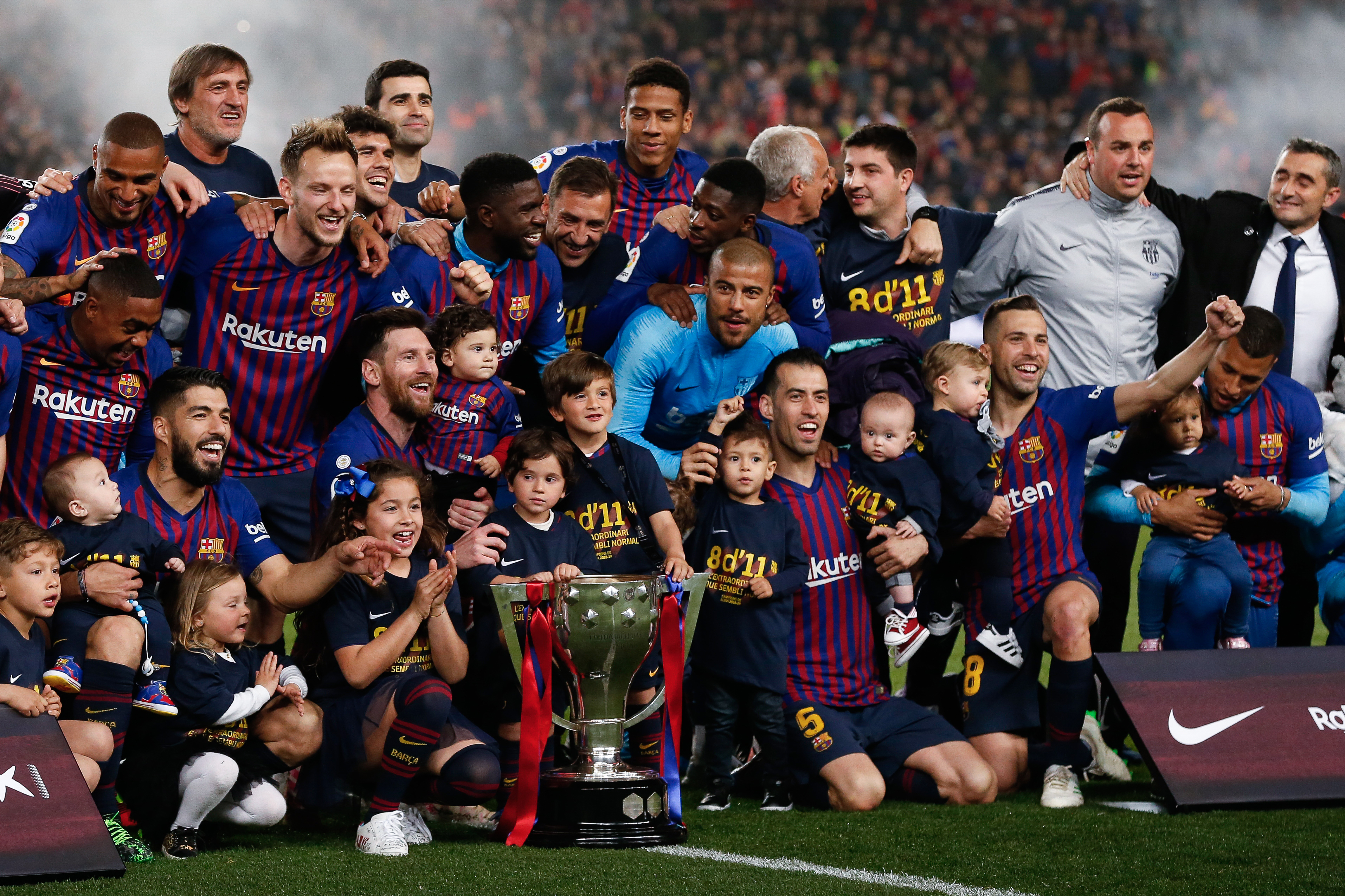 Los jugadores del Barcelona junto a sus hijos celebran el título de LaLiga de la temporada 2018-2019. (Foto Prensa Libre: AFP)