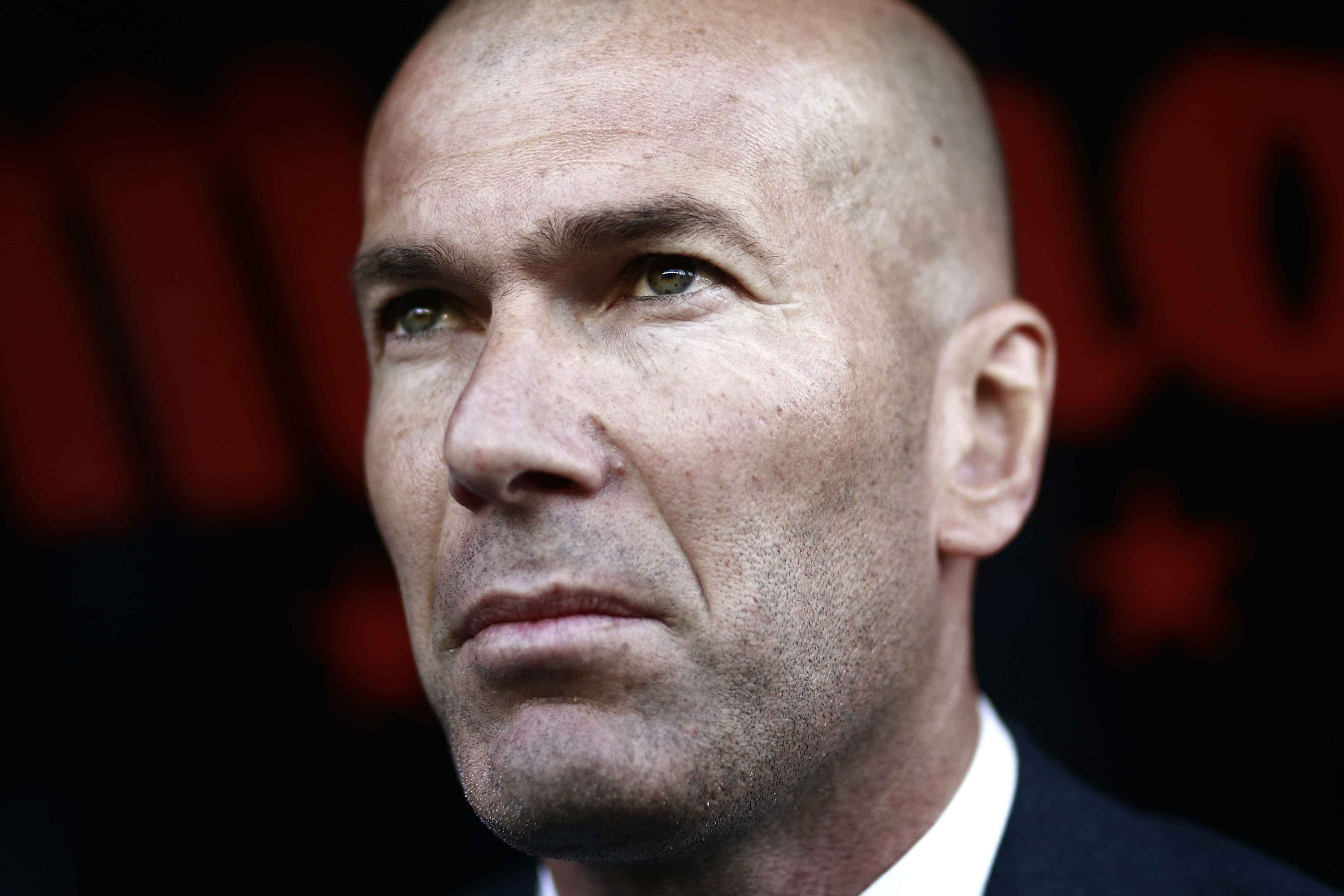 Zinedine Zidane se mostró desconsolado después de la derrota del Real Madrid contra el Rayo Vallecano. (Foto Prensa Libre: AFP) 