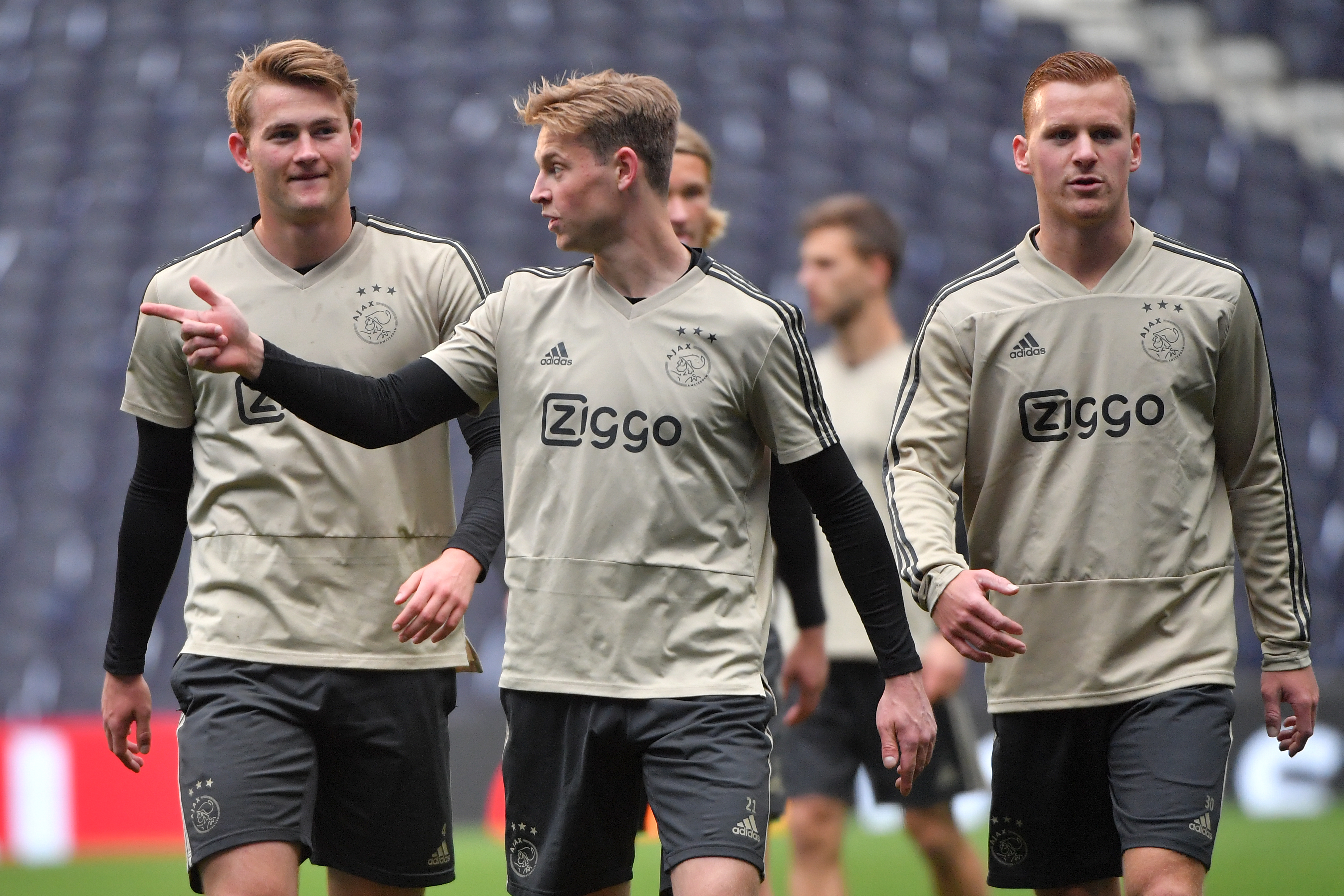La joven nueva generación del Ajax sigue la escuela implantada por Johan Cruyff. (Foto Prensa Libre: AFP) 