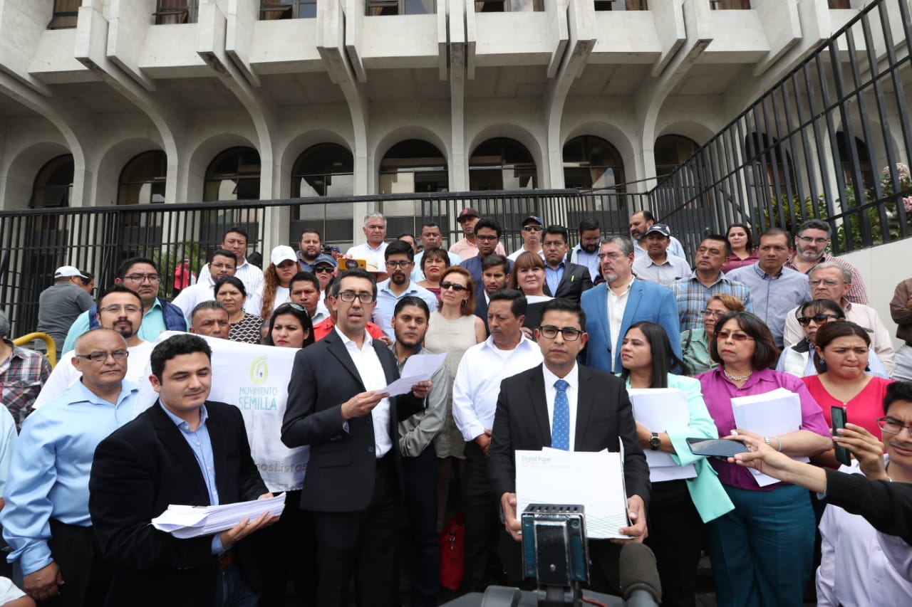 Dirigentes del Movimiento Semilla, cuando llegaron a la CSJ el pasado 4 de abril a entregar el el amparo. (Foto Prensa Libre: Hemeroteca PL)