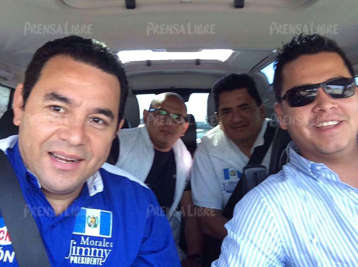 Marvin Mérida, al frente y derecha, fue funcionario de Jimmy Morales como "embajador" para atender temas migratorios. (Foto Prensa Libre: Hemeroteca PL)