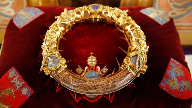 Aunque su autenticidad no está verificada, la corona de espinas es una de las reliquias más valoradas por los creyentes parisinos. GETTY IMAGES