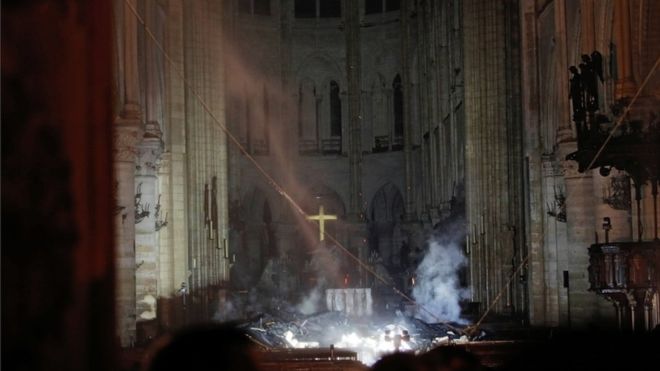 El interior de la catedral de Notre Dame quedó visiblemente dañado tras el incendio que se desató este lunes en el templo parisino. REUTERS