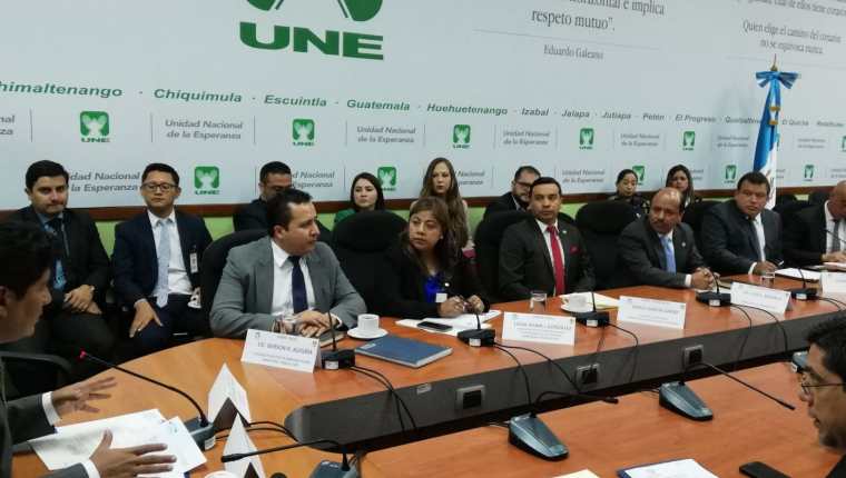 Autoridades del Ministerio de Gobernación, Cancillería y la SAAS acuden a una citación en el Congreso. (Foto Prensa Libre: Carlos Álvarez)