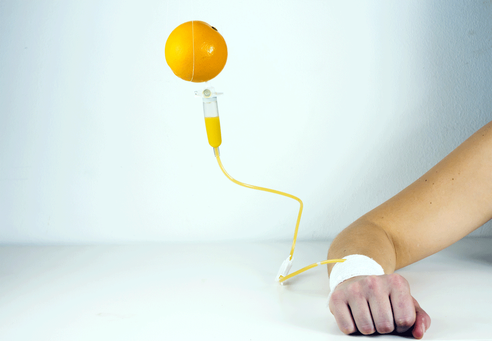 Administrarse vitaminas de forma intravenosa es una moda que crece pero los expertos de la salud cuestionan estos tratamientos. (Foto Prensa Libre: Getty Images)