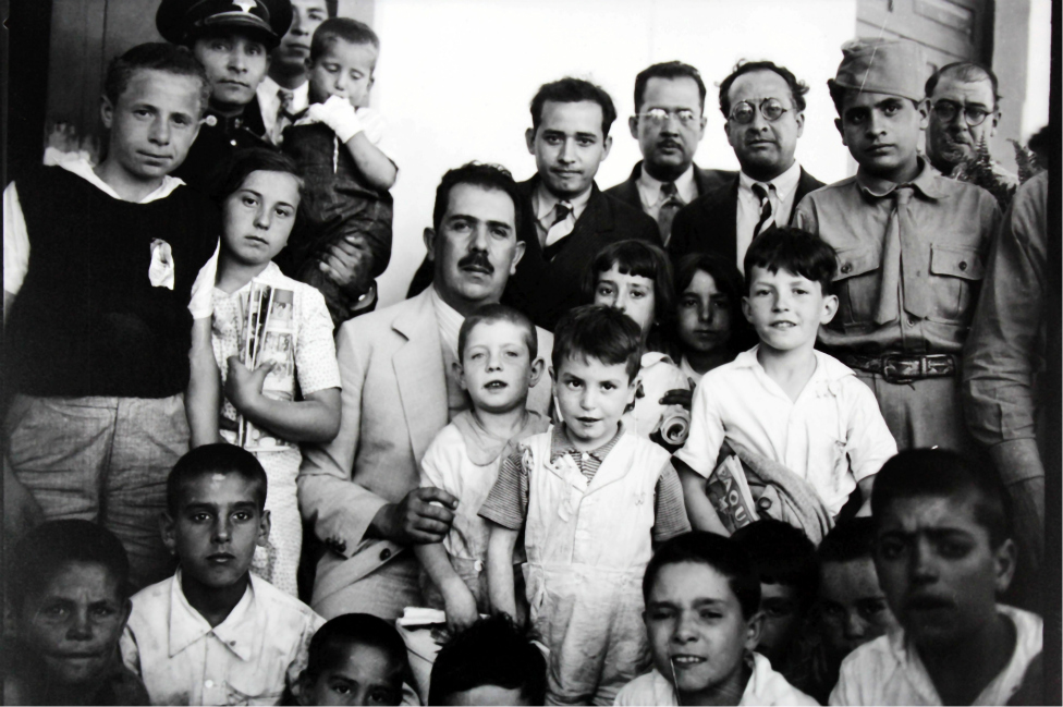 El presidente Lázaro Cárdenas con hijos de republicanos que fueron enviados para que no sufrieran la brutalidad de la guerra. CORTESÍA DEL ATENEO ESPAÑOL DE MÉXICO
