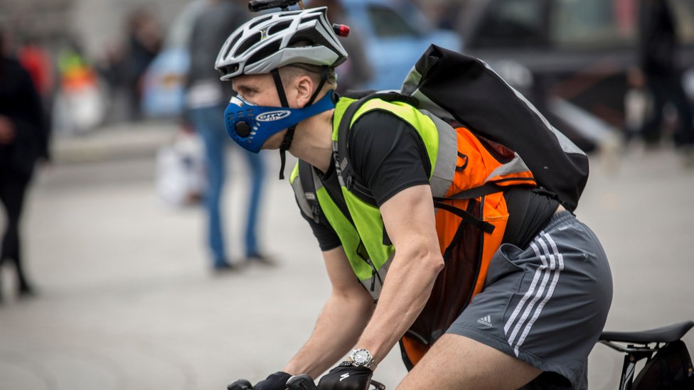 En las grandes ciudades, algunos ciclistas optan por utilizar máscaras especiales para filtrar el aire. (Foto Prensa Libre: Getty Images)