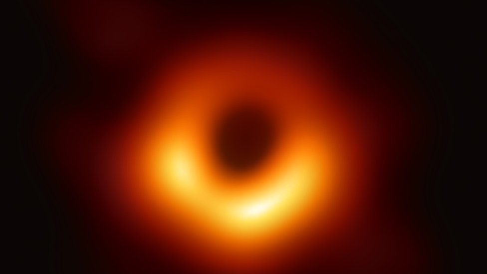 La primera foto de un agujero negro fue captada for una red de ocho telescopios, incluyendo observatorios en Chile, México y España. (Foto Prensa Libre: EHT Collaboration)