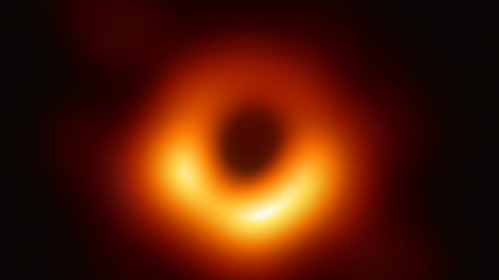 El agujero negro fotografiado en el corazón de la galaxia M87, en la constelación de Virgo, es 6.500 millones de veces más grande que el Sol. (Foto Prensa Libre: EHT Collaboration)