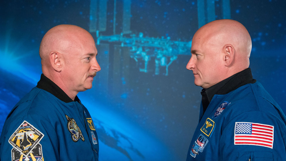 Scott Kelly (der) pasó 340 días en la Estación Espacial Internacional mientras su hermano gemelo Mark (izq) permaneció en la Tierra. NASA