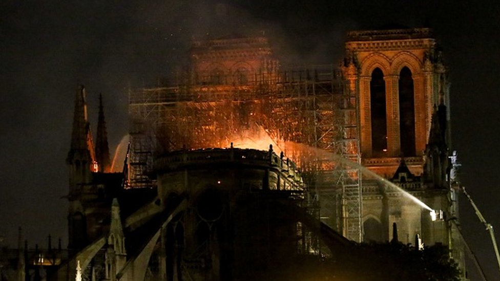 Las llamas destruyeron dos tercios del techo de Notre Dame y causaron la caída de su aguja central. Foto:Getty Images