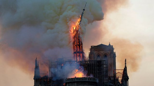 El momento de la caída de la aguja de Notre Dame se convirtió en el símbolo del voraz incendio que sufrió el templo este lunes. Foto:AFP