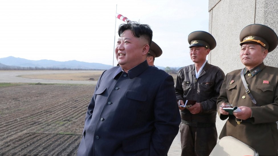 Kim Jong-un asistió el martes a una exhibición aérea del Ejército Popular Coreano. REUTERS