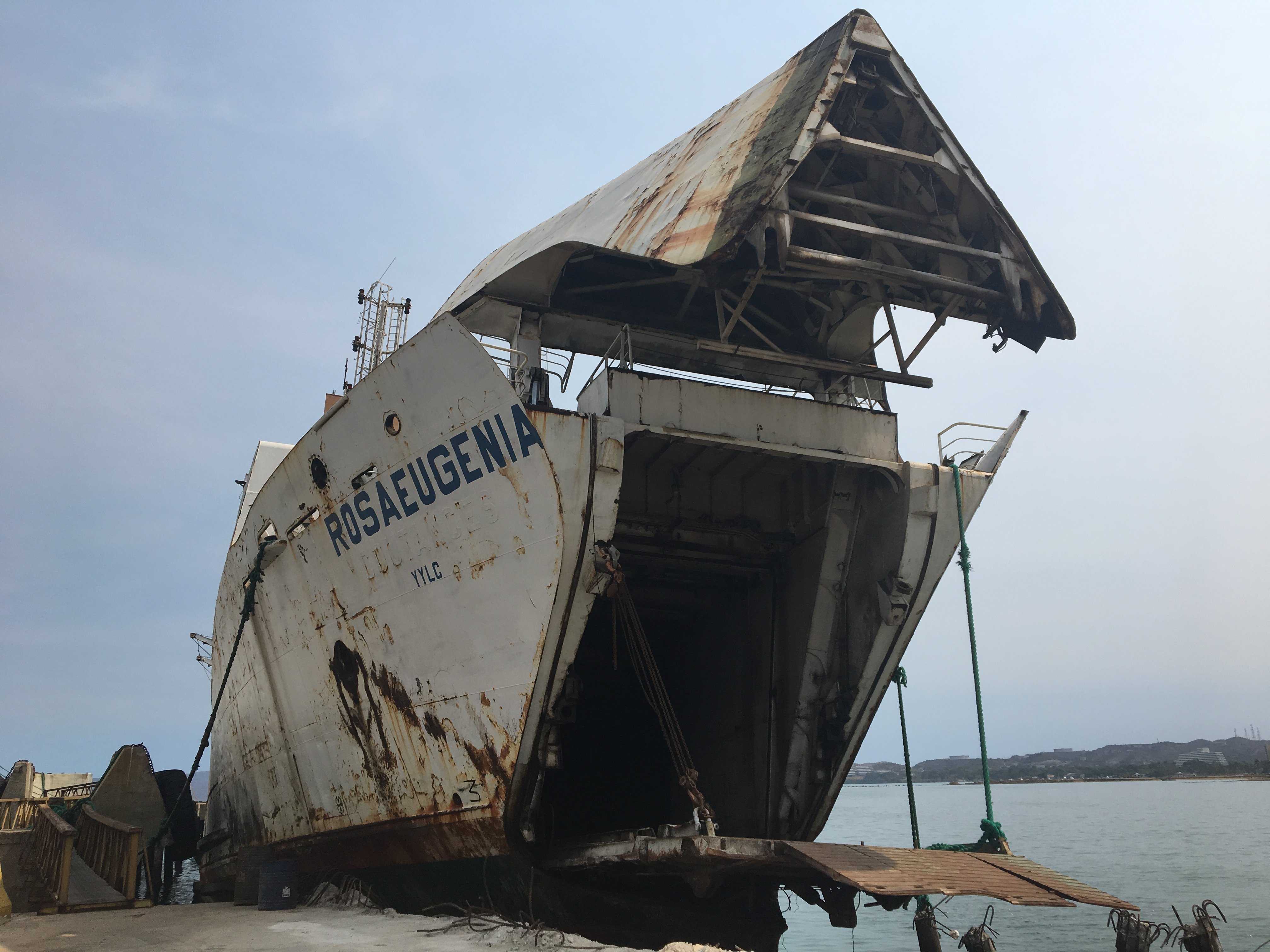 La popa del Rosa Eugenia ya ha tocado fondo. El abandono de estos barcos supone un grave riesgo medioambiental. GUILLERMO OLMO