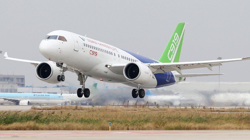El primer gran avión de pasajeros de Comac, el C919, realiza un vuelo de prueba en Shanghai en 2017.