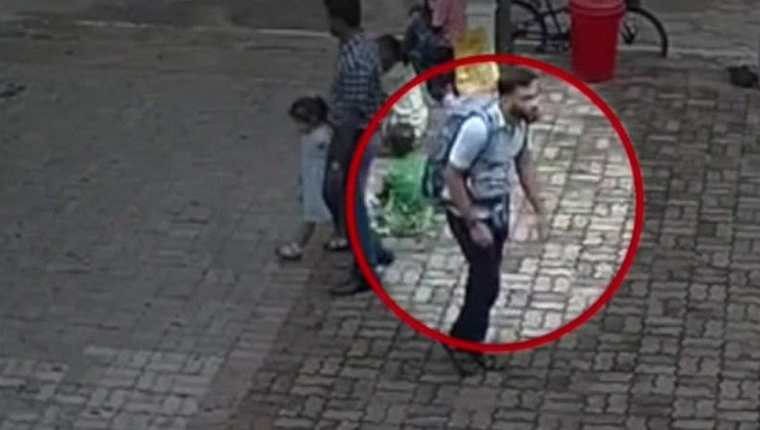 Un video de seguridad muestra a uno de los atacantes caminando tranquilamente hacia su objetivo, el domingo. REUTERS