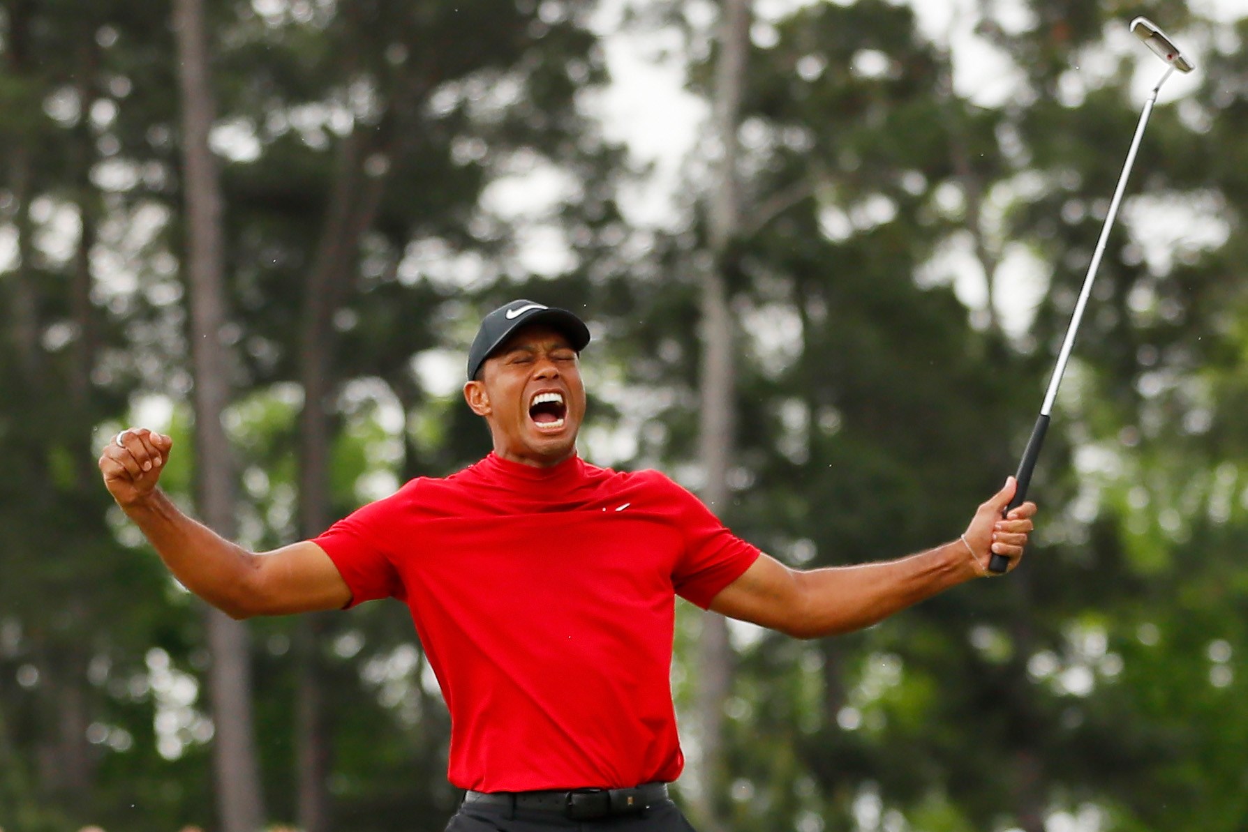 Así festejó Tiger Woods su triunfo. (Foto Prensa Libre: AFP)