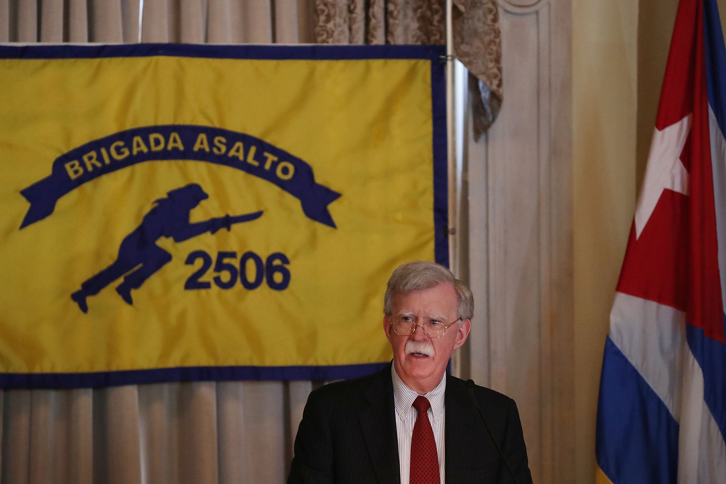 El consejero de Seguridad Nacional, John R. Bolton, habla con exilianos cubanos en Miami. (Foto Prensa Libre: AFP)