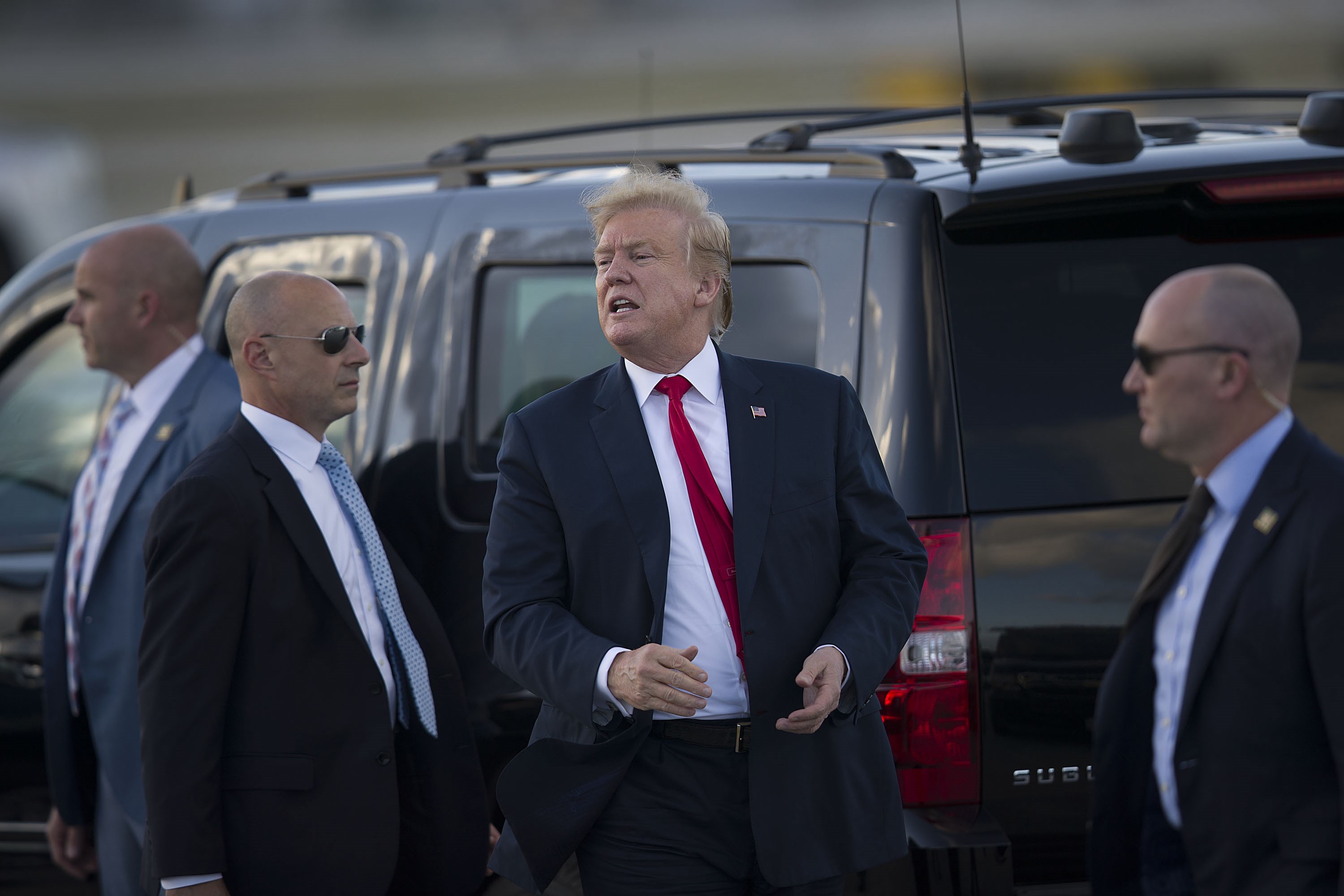 Presidente Donald Trump llega al aeropuerto Palm Beach International, Florida. (Foto Prensa Libre: AFP)