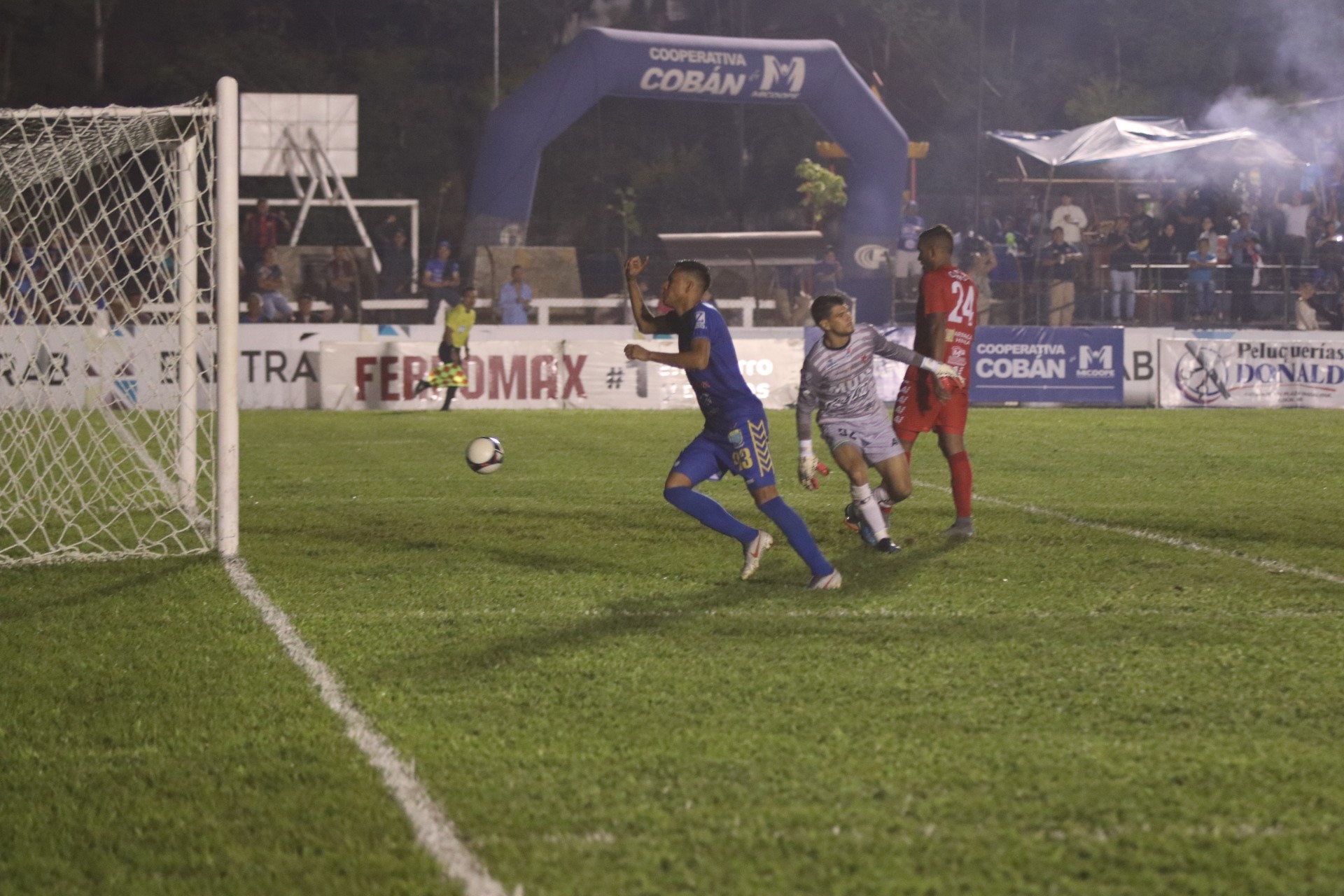 Gerson Tinoco anota el segundo gol de Cobán. (Foto Prensa Libre: Eduardo Sam)