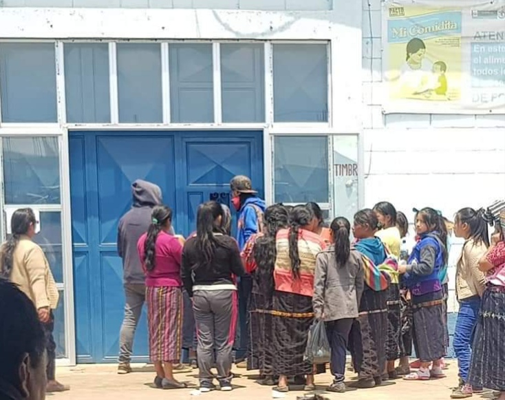 Pobladores se aglomeran afuera del centro de Salud de Santa Catarina Ixtahuacán, Sololá, donde se encuentra el cadáver de una persona, luego de enfrentamiento con pobladores de Nahualá. (Foto Prensa Libre: Cortesía de los Bomberos Voluntarios de San Cristóbal Totonicapán)