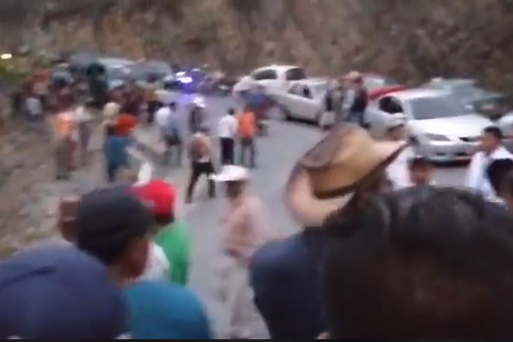 Dos muertos y 34 heridos al caer un microbús a una hondonada en Baja Verapaz