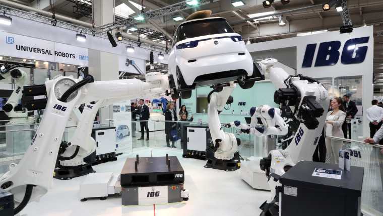 Un estudio de la consultora Oxford Economics estima que las empresas utilizarán robots para que ejecuten funciones especiales. (Foto Prensa Libre: EFE)
