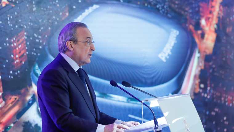 El presidente del Real Madrid, Florentino Pérez, pronuncia su discurso durante la presentación de la reforma del estadio Santiago Bernabéu. (Foto Prensa Libre: EFE)