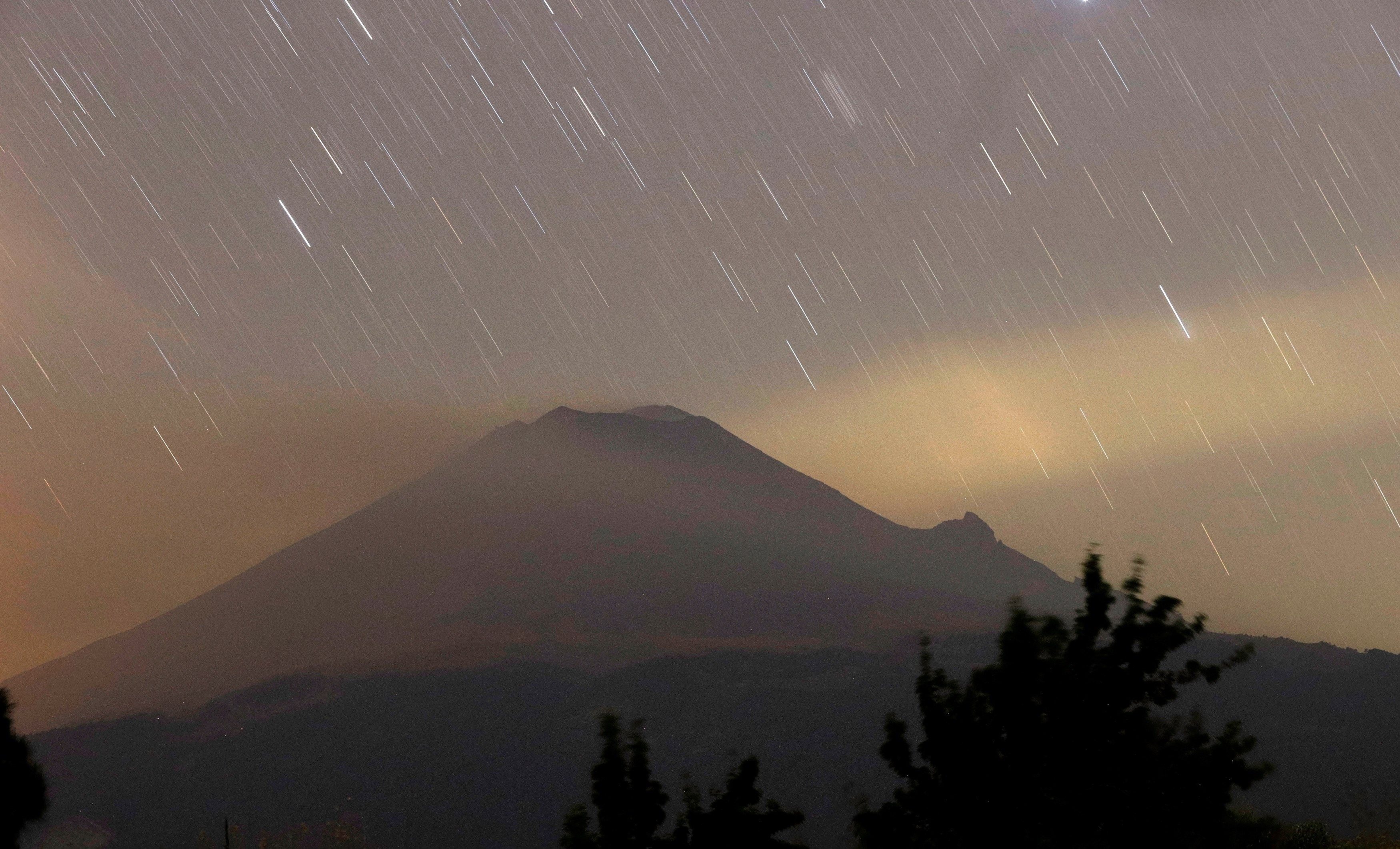 El volcán Popocatépetl cambió la naturaleza de su explosiones tras los sismos de 2017 y podría mantener una actividad intensa-moderada en los próximos meses, aseguraron este lunes expertos del Instituto de Geofísica de la Universidad Nacional Autónoma de México (UNAM).  (Foto Prensa Libre: EFE)