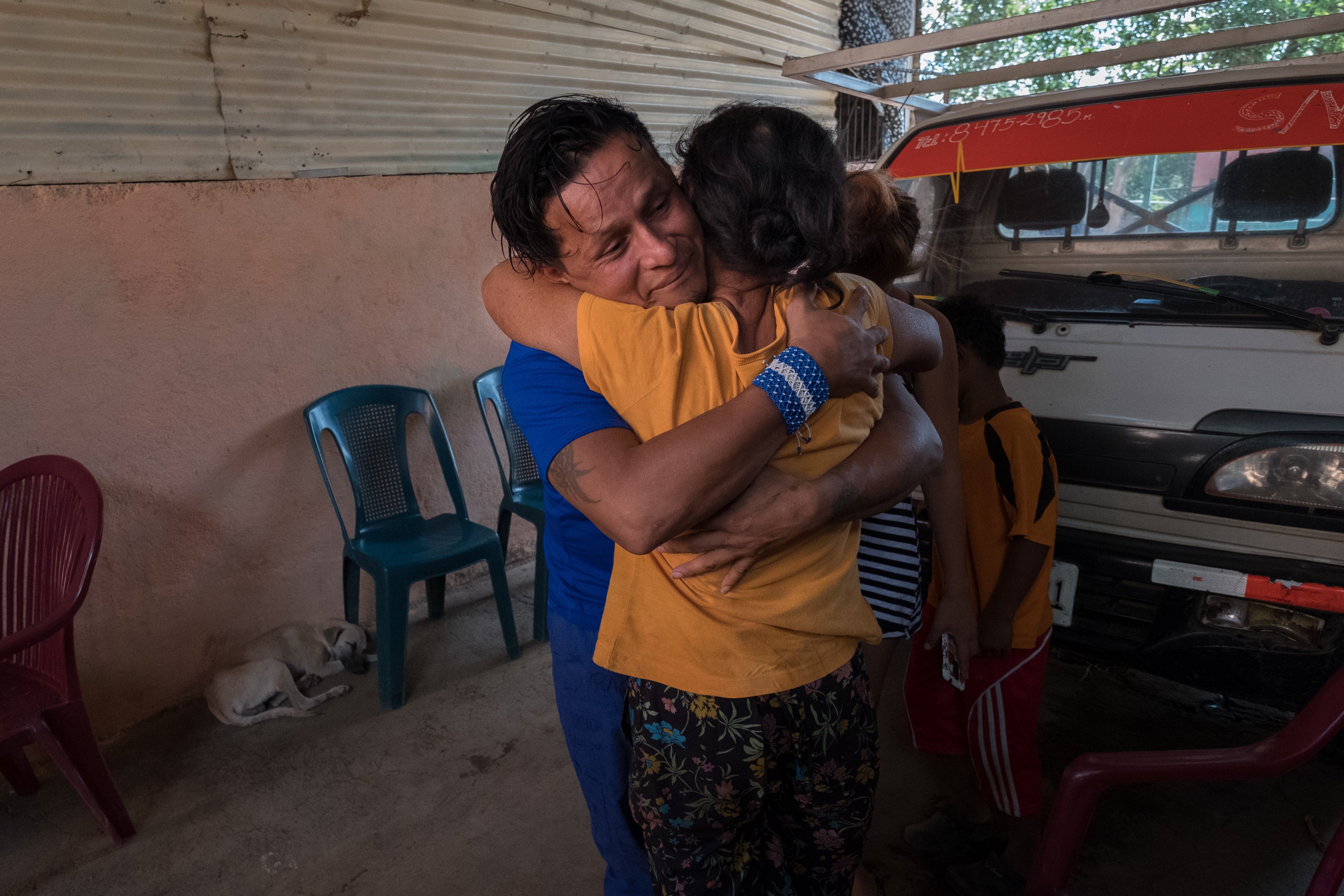 El excarcelado 'preso político' del gobierno de Daniel Ortega Franklin Rodrigo Artola García (i) abraza a su mamá Lidia del Socorro Pérez luego de ser liberado este viernes, en su casa de habitación en el barrio Heialea, en Managua, Nicaragua. (Foto Prensa Libre: EFE)