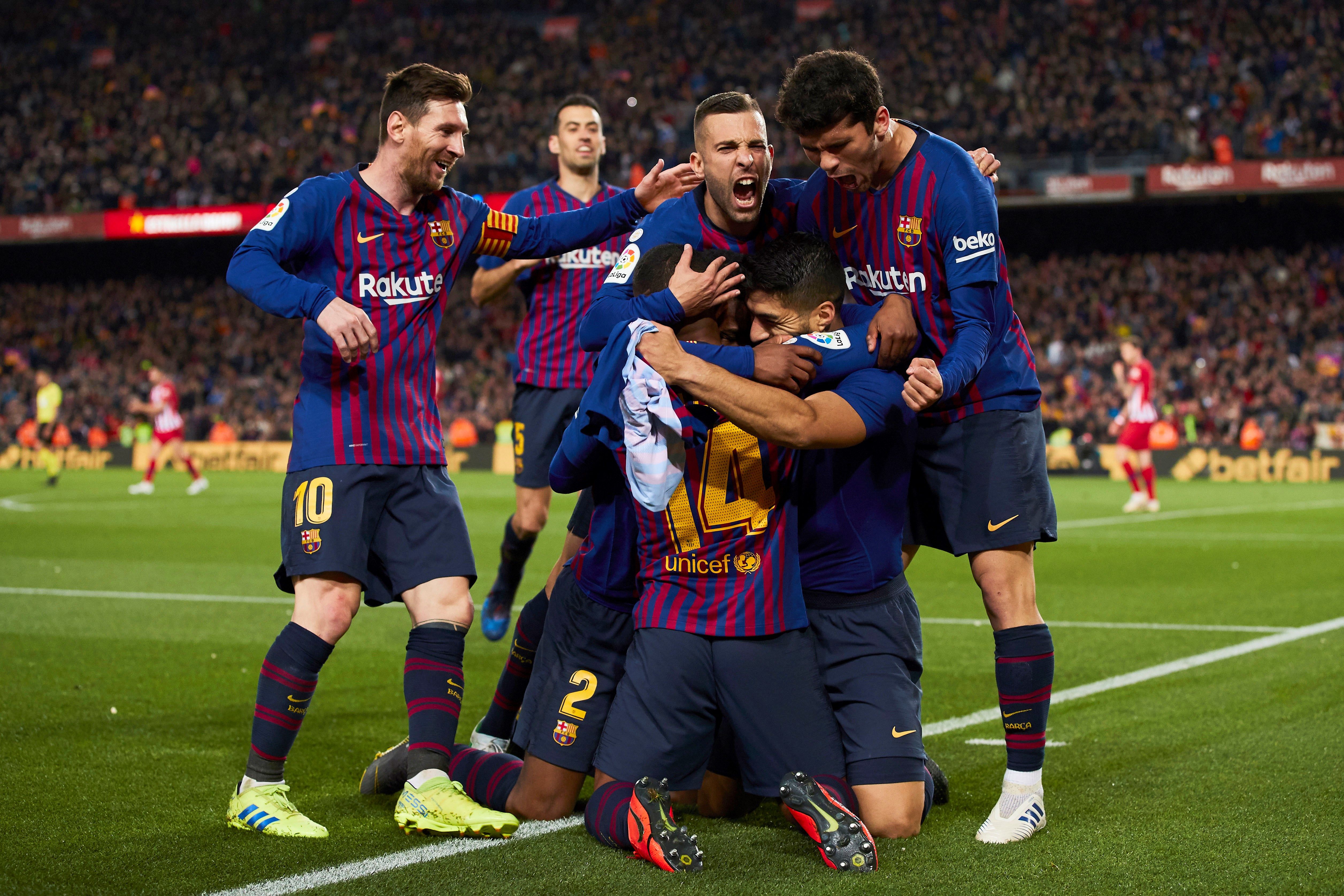Los jugadores del FC Barcelona celebran el primer gol del equipo blaugrana durante el encuentro correspondiente a la jornada 31 de primera división que han disputado esta noche frente al Atlético de Madrid en el estadio del Camp Nou, en Barcelona. (Foto Prensa Libre: EFE)