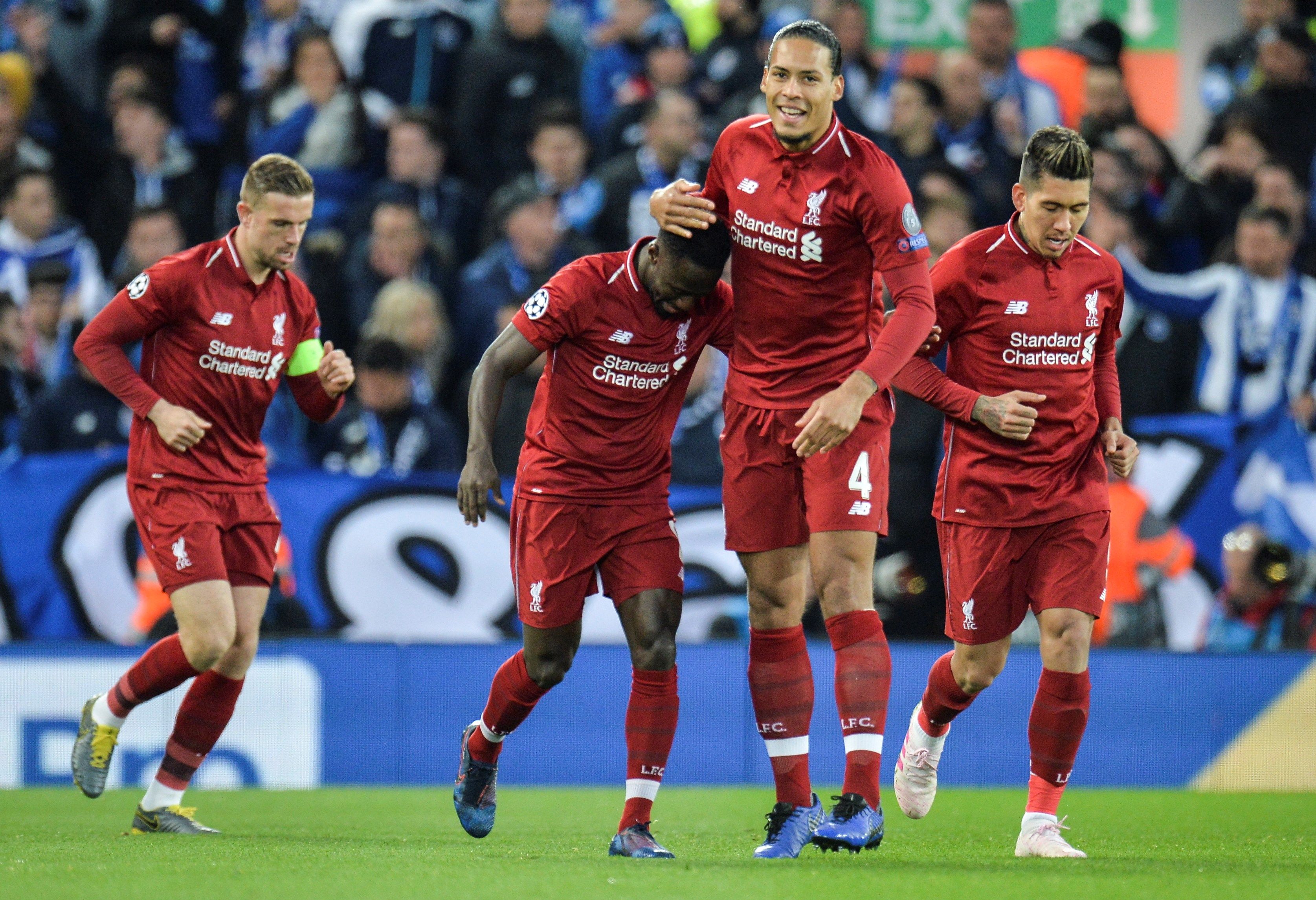 Naby Keita (2-i) de Liverpool celebra un gol este martes en un partido de cuatros de final de la Liga de Campeones entre Liverpool FC y FC Oporto en el estadio Anfield en Liverpool (Reino Unido). (Foto Prensa Libre: EFE)