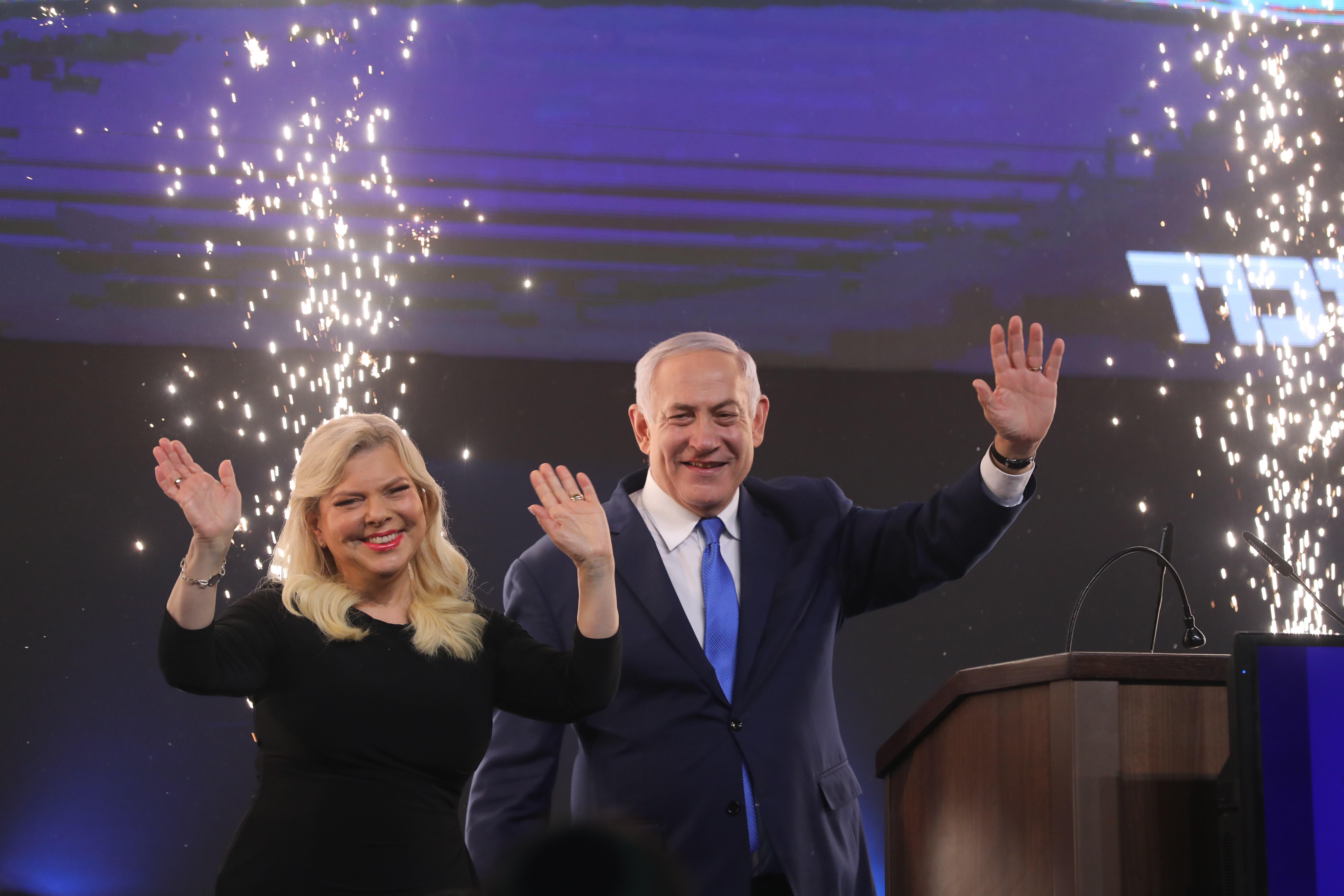 El primer ministro de Israel y jefe del partido Likud, Benjamin Netanyahu, junto con su esposa Sara. (Foto Prensa Libre: EFE)