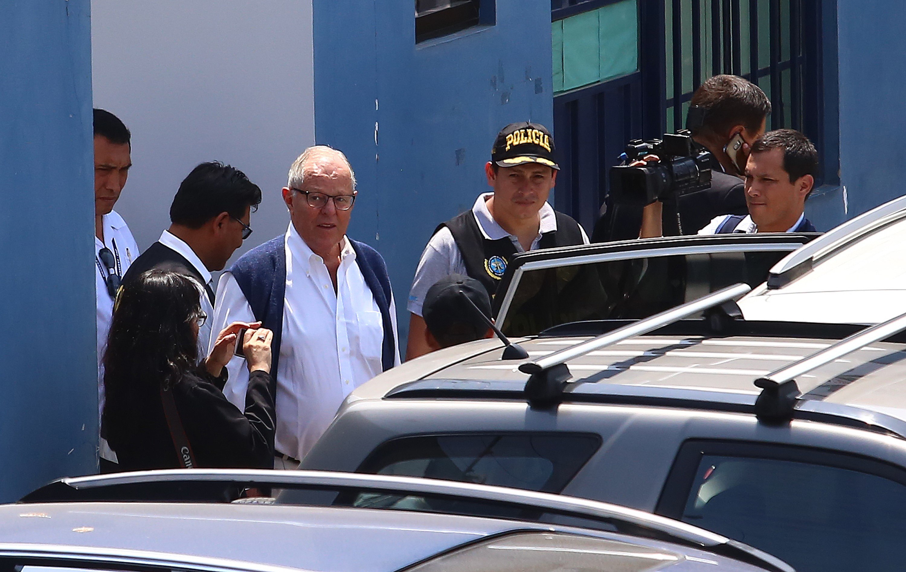 El expresidente peruano Pedro Pablo Kuczynski sale de la sede de Medicina Legal tras su detención este miércoles en Lima, Perú. (Foto Prensa Libre: EFE)
