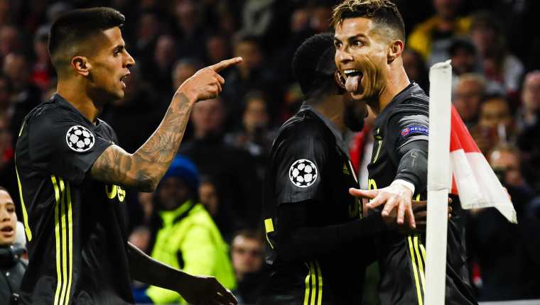 Cristiano Ronaldo (d) de la Juventus celebra con sus compañeros tras anotar un gol este miércoles, durante el partido de ida de cuartos de final de la Liga de Campeones UEFA, entre el Ajax Amsterdam y la Juventus FC,. (Foto Prensa Libre: EFE)