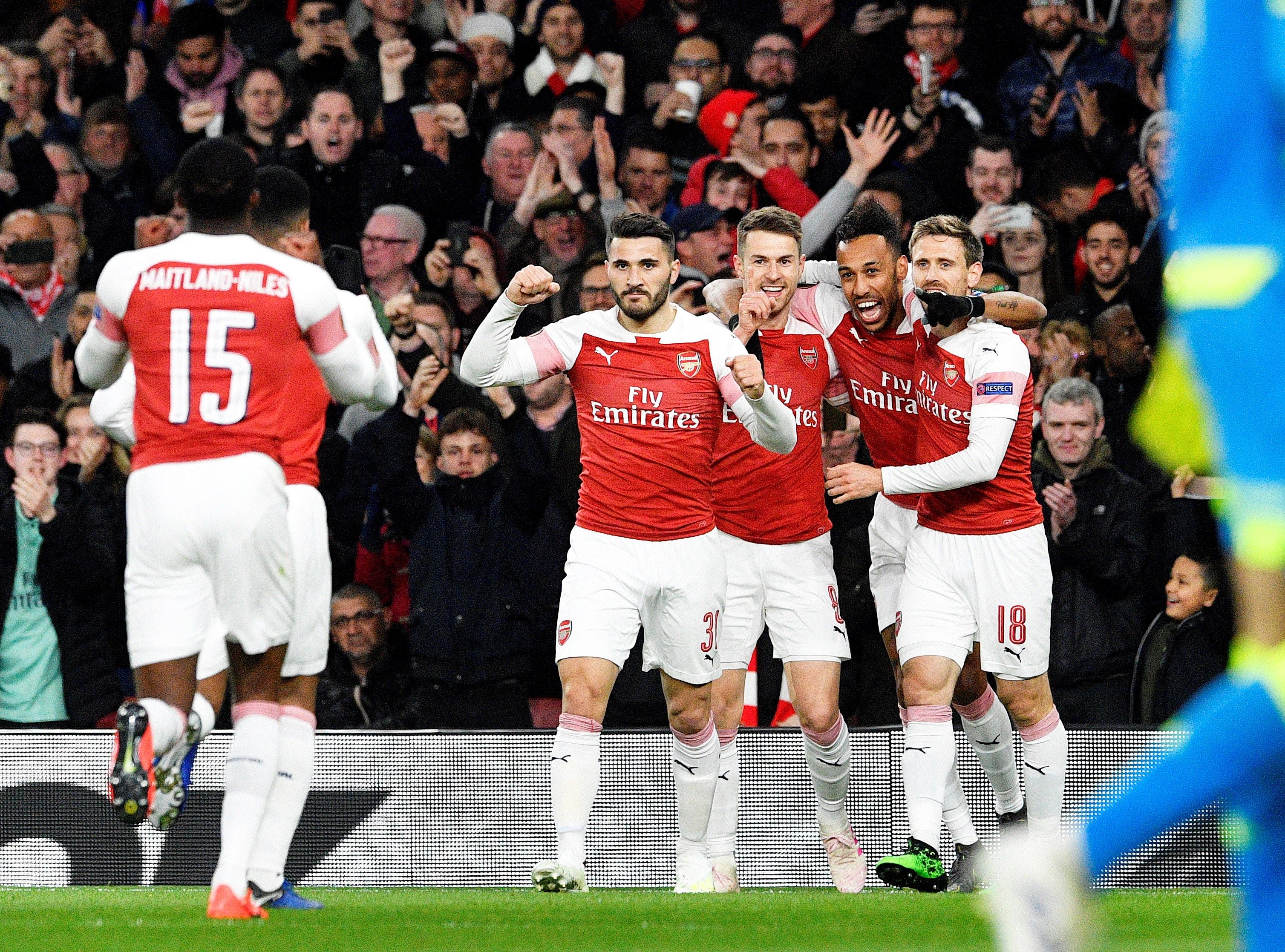 Aaron Ramsey (c) de Arsenal celebra al anotar un gol este jueves en un partido de la Liga Europa entre Arsenal FC y SSC Nápoles en Londres (R.Unido). (Foto Prensa Libre: EFE)