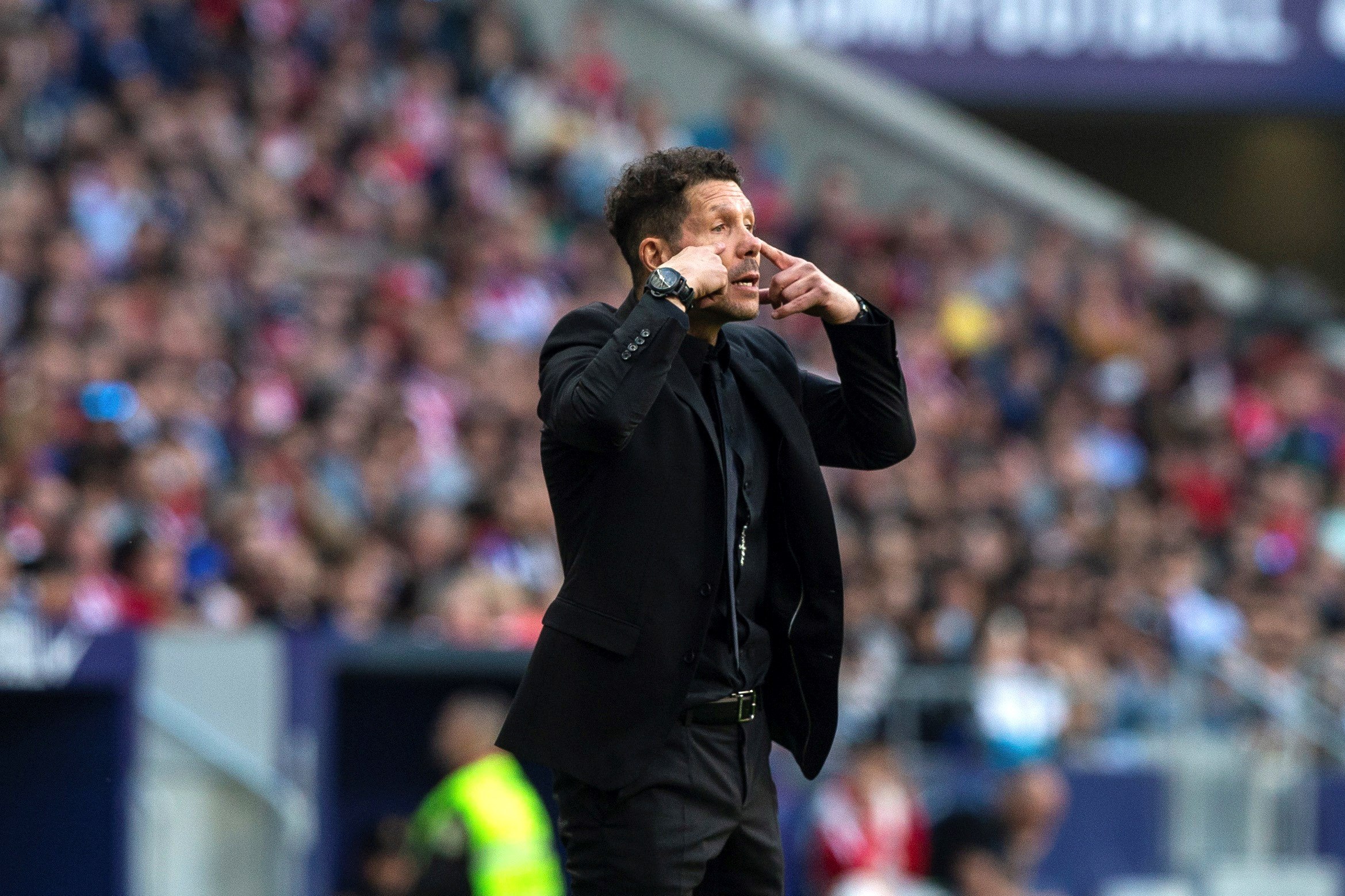 El entrenador argentino del Atlético de Madrid Diego Simeone da indicaciones a sus jugadores. (Foto Prensa Libre: EFE)