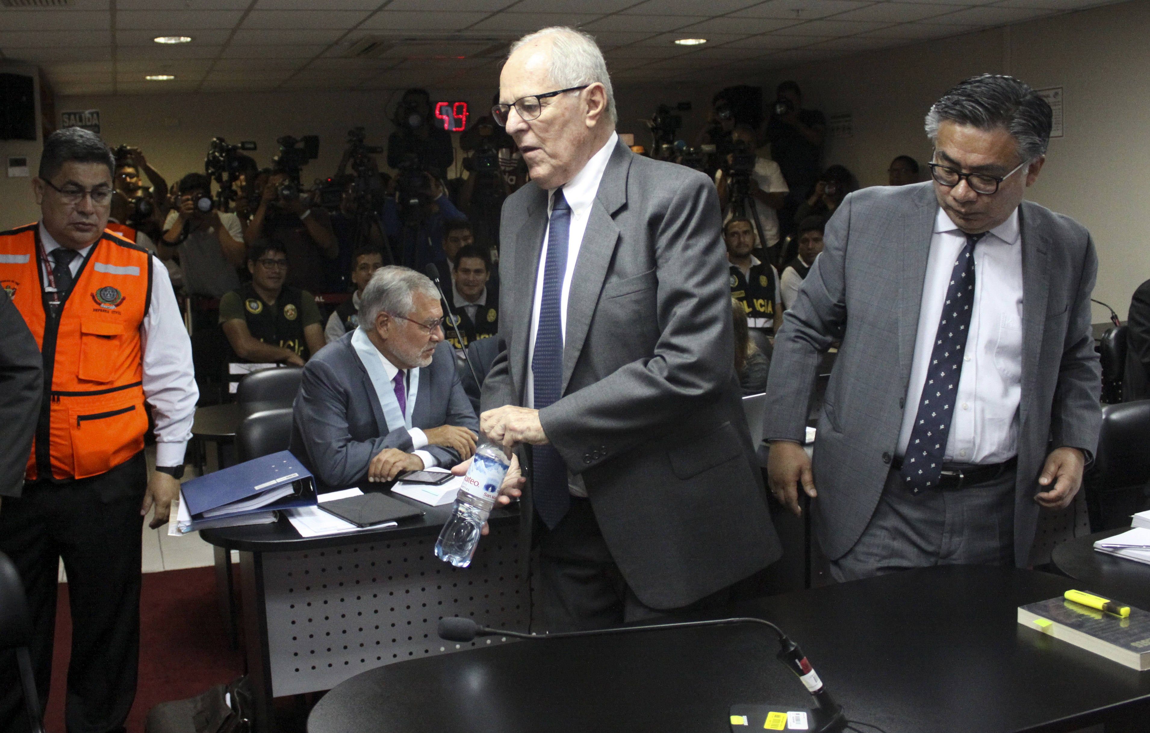 Pedro Pablo Kuczynski, acompañado de su abogado, César Nakazaki, durante una audiencia en una Sala Penal de Apelaciones de Lima. (Foto Prensa Libre: EFE)
