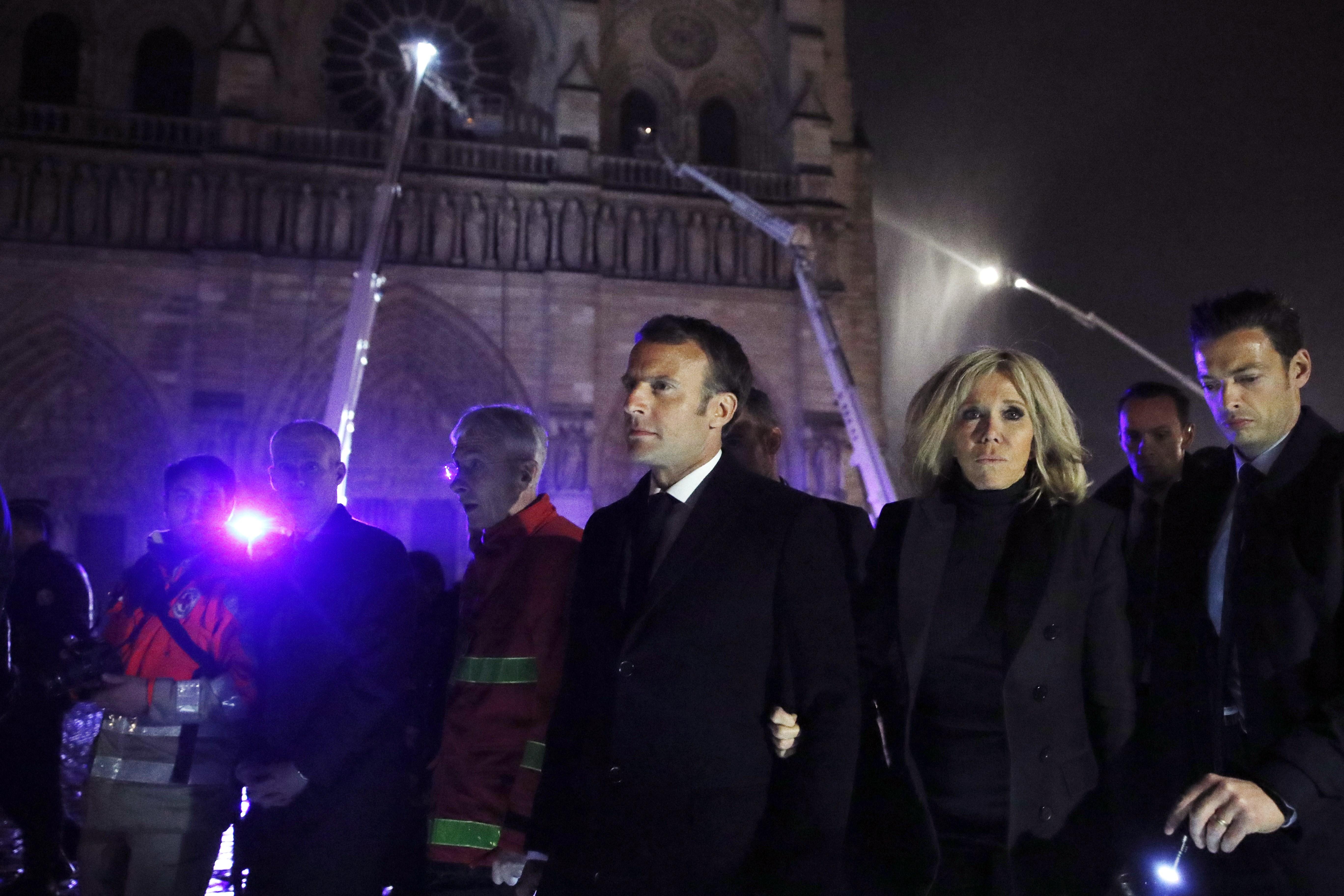 El presidente de Francia, Emmanuel Macron, visitan a los bomberos que intentan apagar el incendio en la catedral de Notre Dame. (Foto Prensa Libre: EFE)