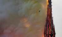 EPA177. PARIS (FRANCIA), 16/04/2019.- Las llamas arrasan la aguja de la catedral de Notre Dame, este lunes 15, en París (Francia). Francia evalúa este martes los daños sufridos por la catedral de Notre Dame de París, devastada por un incendio cuyo origen es todavía desconocido y está siendo investigado por la Justicia. EFE/Ian Langsdon