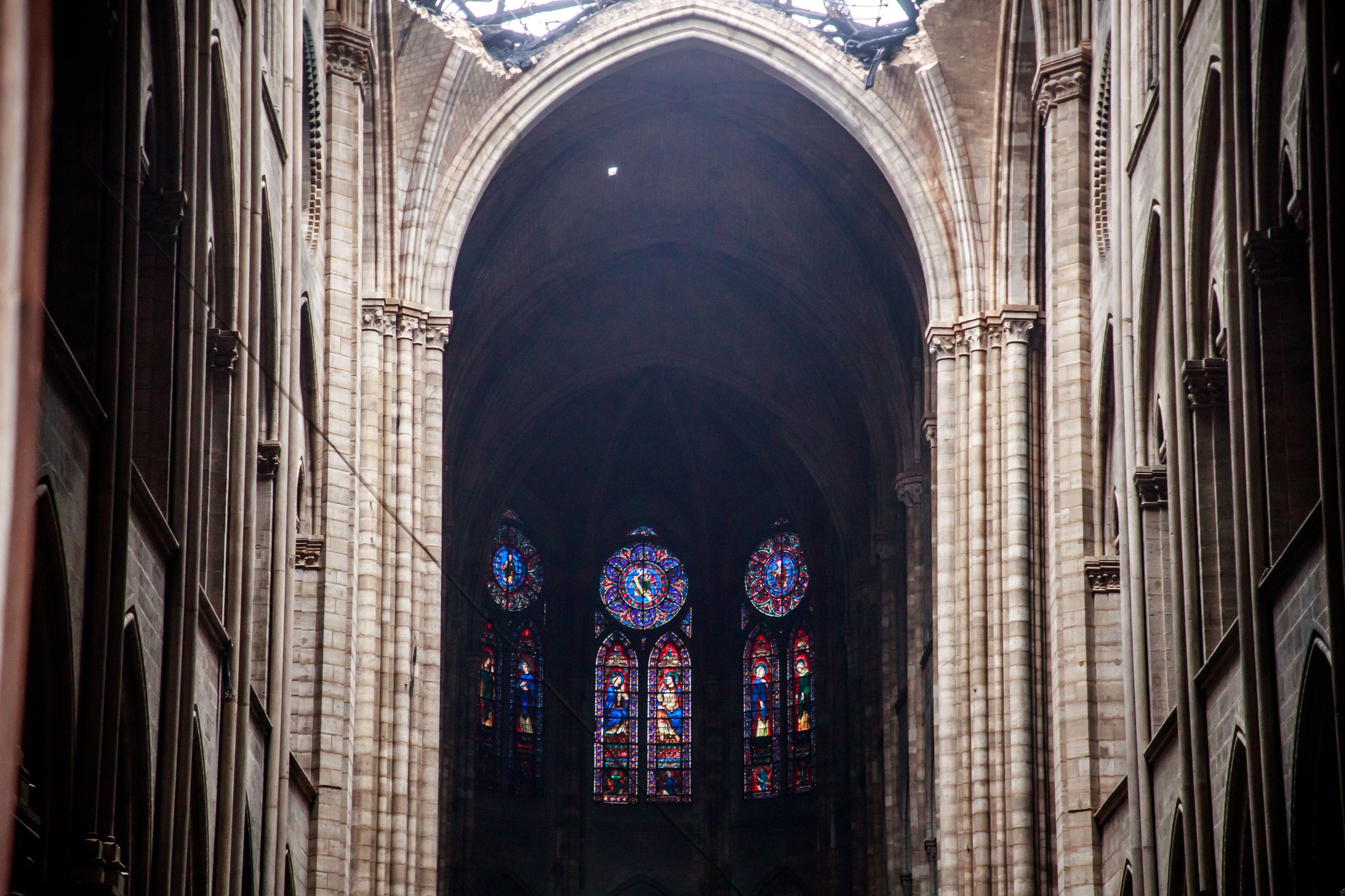 Famous cathedral. Храм Парижской Богоматери внутри.