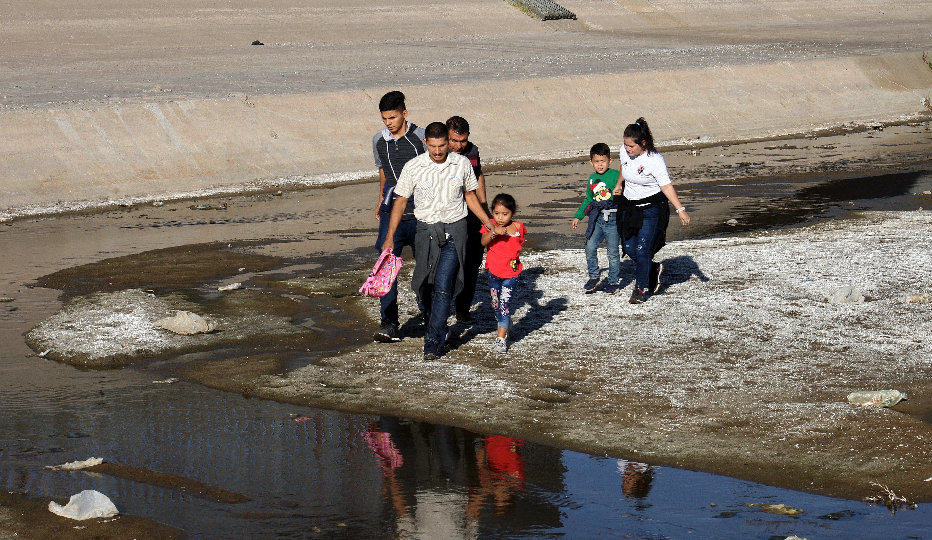 Una familia cruza el río Bravo este, en la fronteriza Ciudad Juárez, en el estado de Chihuahua (México). (Foto Prensa Libre. EFE)