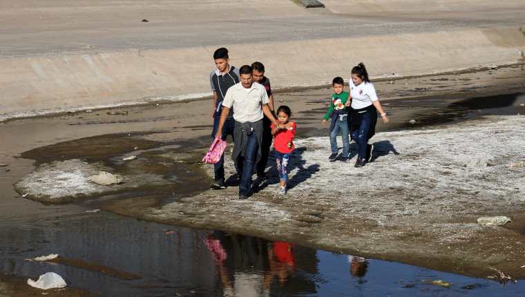 Una familia cruza el río Bravo este, en la fronteriza Ciudad Juárez, en el estado de Chihuahua (México). (Foto Prensa Libre. EFE)