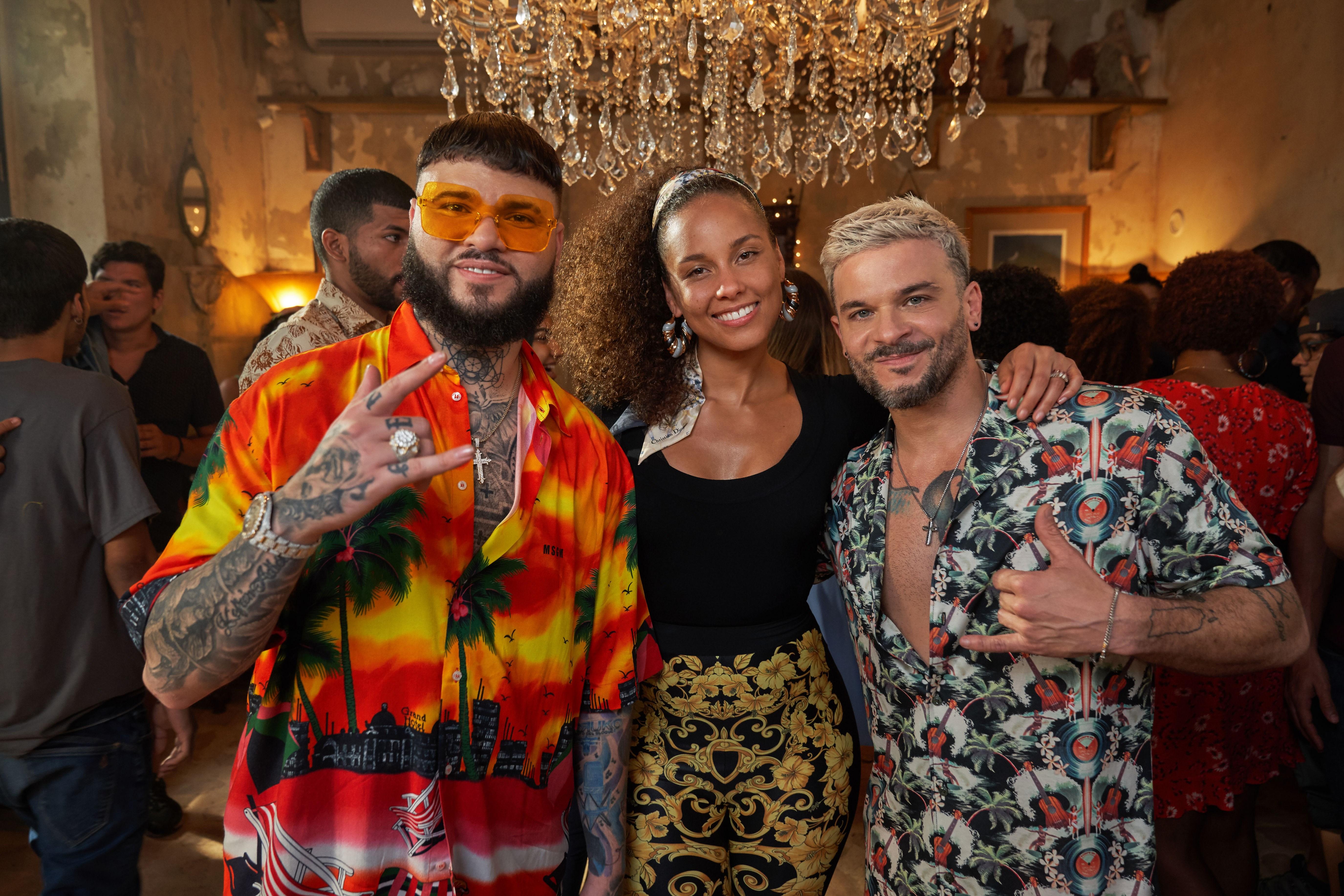 "Calma (Alicia Remix)" será difundida en todas las plataformas junto al vídeo musical de la canción, grabado por los tres intérpretes en las playas y calles de San Juan de Puerto Rico, informó la casa disquera Sony. (Foto Prensa Libre: EFE)